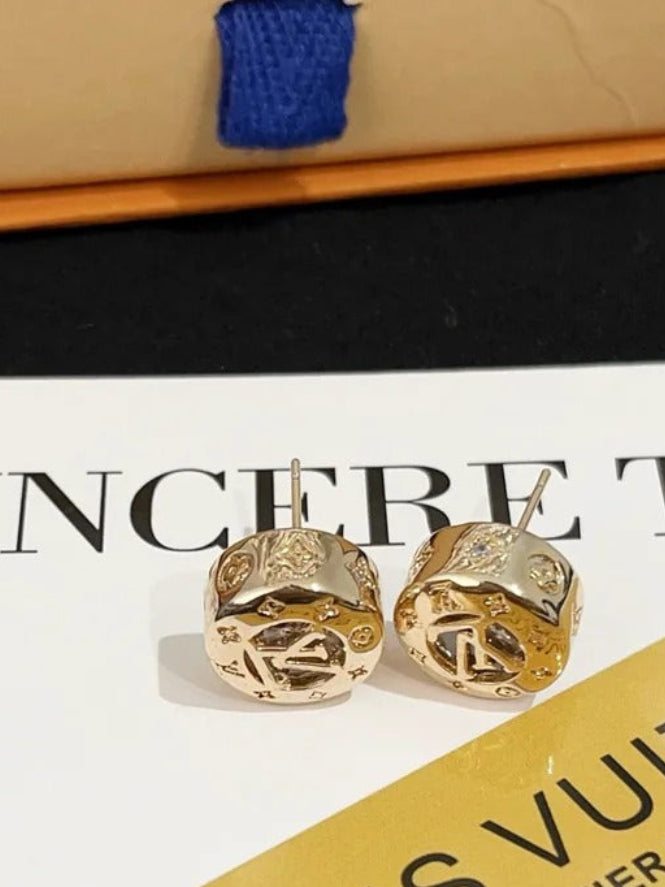 Elvie Studs